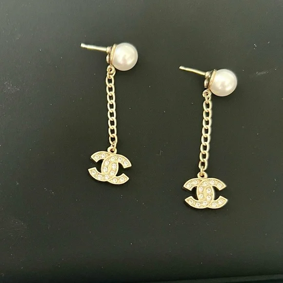 CHANEL CC Logo Dangling Gold Earrings w/Pearl & Crystals Fall 2020 - Picture 2 of 6